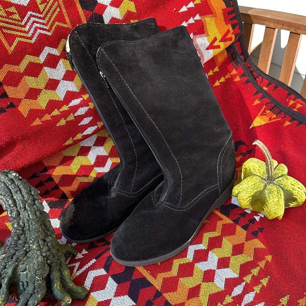 Women’s Genuine black suede boots size 8 made with real lambs wool